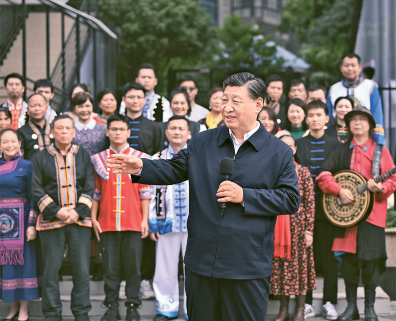 2023年12月14日至15日,中共中央總書記、國(guó)家主席、中央軍委主席習(xí)近平在廣西考察。這是14日上午,習(xí)近平在南寧市良慶區(qū)蟠龍社區(qū)考察時(shí),同社區(qū)各族群眾親切交流。