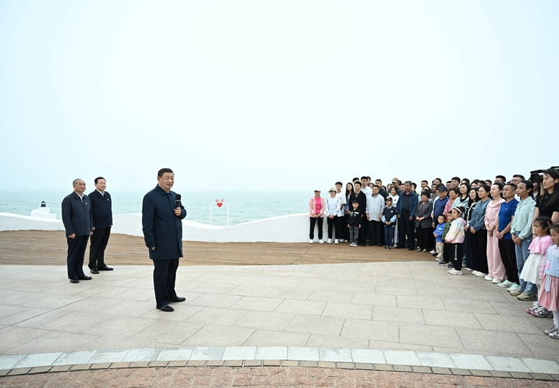 5月22日至24日,中共中央總書記、國(guó)家主席、中央軍委主席習(xí)近平在山東考察。這是22日下午,習(xí)近平在日照市陽(yáng)光海岸綠道同市民和游客親切交流。