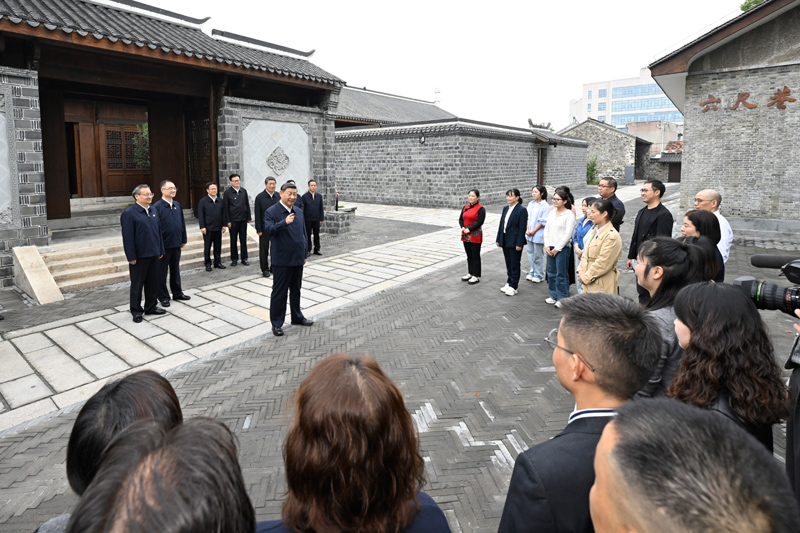 10月17日至18日，中共中央總書記、國(guó)家主席、中央軍委主席習(xí)近平在安徽考察。這是17日下午，習(xí)近平在安慶桐城市六尺巷考察時(shí)，同當(dāng)?shù)鼐用窈陀慰陀H切交流。