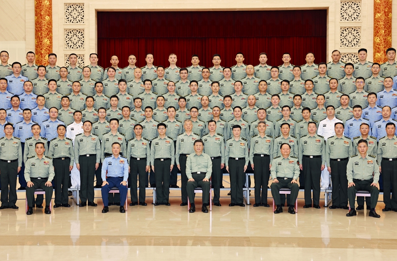 5月22日至24日,中共中央總書記、國(guó)家主席、中央軍委主席習(xí)近平在山東考察。這是23日上午,習(xí)近平在濟(jì)南親切接見駐濟(jì)南部隊(duì)上校以上領(lǐng)導(dǎo)干部,代表黨中央和中央軍委向駐濟(jì)南部隊(duì)全體官兵致以誠(chéng)摯問候。