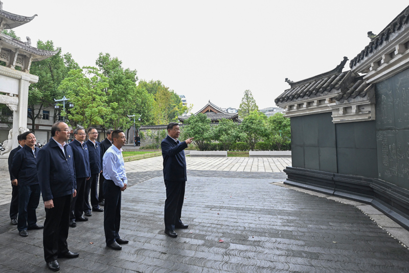 10月17日至18日，中共中央總書記、國(guó)家主席、中央軍委主席習(xí)近平在安徽考察。這是17日下午，習(xí)近平在安慶桐城市六尺巷考察。