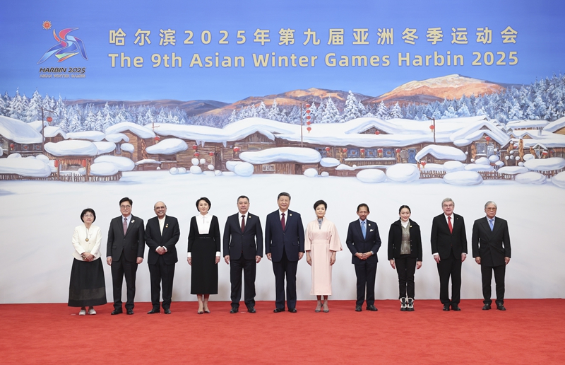 ??2月7日中午,國家主席習(xí)近平和夫人彭麗媛在黑龍江省哈爾濱市太陽島賓館舉行宴會,歡迎來華出席哈爾濱第九屆亞洲冬季運動會開幕式的國際貴賓。這是習(xí)近平和彭麗媛同貴賓們合影留念。
