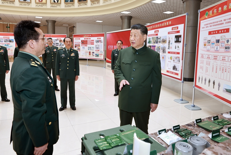 4月23日,中共中央總書記、國家主席、中央軍委主席習(xí)近平到陸軍軍醫(yī)大學(xué)視察。這是習(xí)近平察看戰(zhàn)傷急救器材和學(xué)員操作演示。