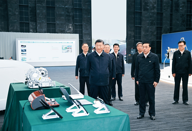 2024年10月17日至18日,中共中央總書記、國(guó)家主席、中央軍委主席習(xí)近平在安徽考察。這是17日下午,習(xí)近平在合肥濱湖科學(xué)城察看安徽省重大科技創(chuàng)新成果集中展示。