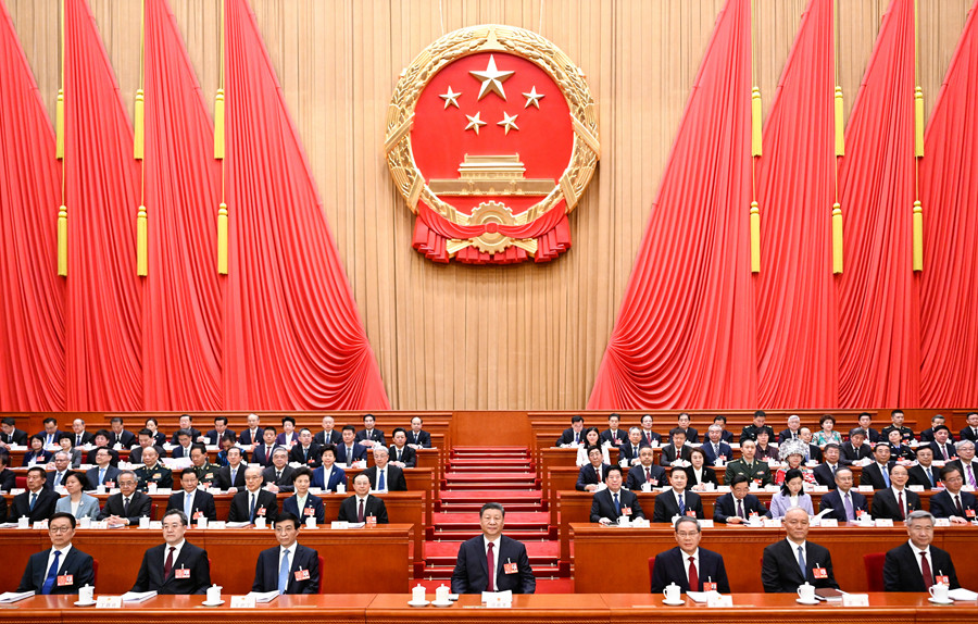 3月5日，第十四屆全國(guó)人民代表大會(huì)第三次會(huì)議在北京人民大會(huì)堂開幕。黨和國(guó)家領(lǐng)導(dǎo)人習(xí)近平、李強(qiáng)、王滬寧、蔡奇、丁薛祥、李希、韓正等出席大會(huì)。