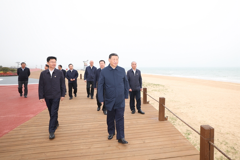 5月22日至24日,中共中央總書記、國(guó)家主席、中央軍委主席習(xí)近平在山東考察。這是22日下午,習(xí)近平在日照市陽(yáng)光海岸綠道考察。