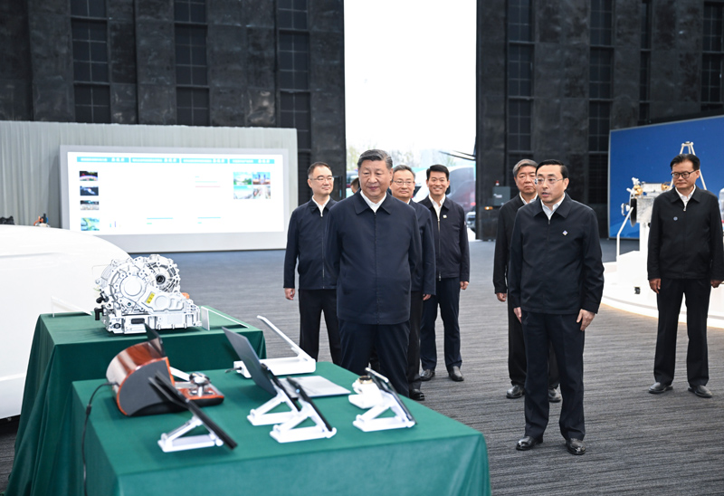 10月17日至18日，中共中央總書記、國(guó)家主席、中央軍委主席習(xí)近平在安徽考察。這是17日下午，習(xí)近平在合肥濱湖科學(xué)城察看安徽省重大科技創(chuàng)新成果集中展示。