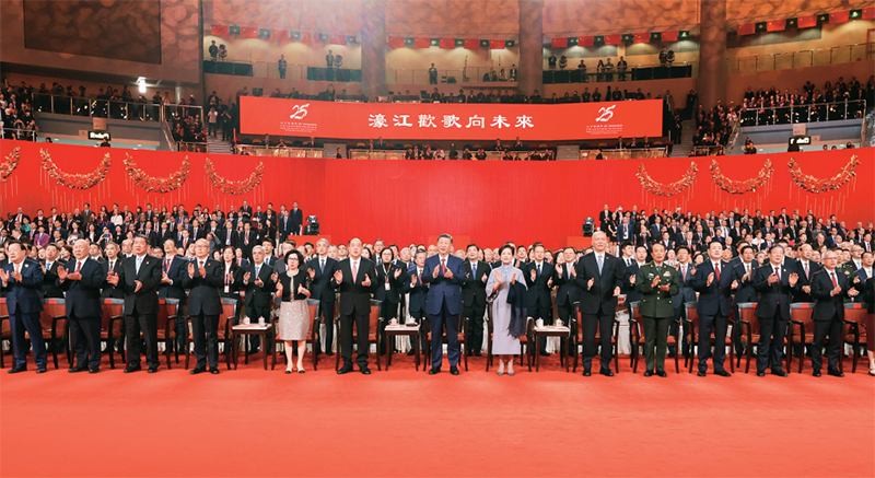 2024年12月19日晚,慶祝澳門回歸祖國(guó)25周年文藝晚會(huì)在澳門東亞運(yùn)動(dòng)會(huì)體育館舉行。中共中央總書記、國(guó)家主席、中央軍委主席習(xí)近平觀看演出。晚會(huì)最后,習(xí)近平同全場(chǎng)觀眾一起高唱《歌唱祖國(guó)》。