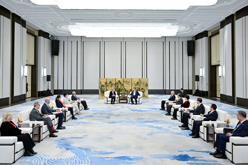 　　2月7日下午，國(guó)家主席習(xí)近平在哈爾濱會(huì)見(jiàn)來(lái)華出席第九屆亞洲冬季運(yùn)動(dòng)會(huì)開(kāi)幕式的國(guó)際奧林匹克委員會(huì)主席巴赫。