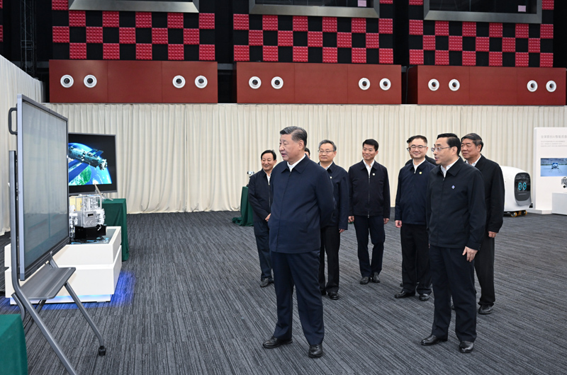 10月17日至18日，中共中央總書記、國(guó)家主席、中央軍委主席習(xí)近平在安徽考察。這是17日下午，習(xí)近平在合肥濱湖科學(xué)城察看安徽省重大科技創(chuàng)新成果集中展示。