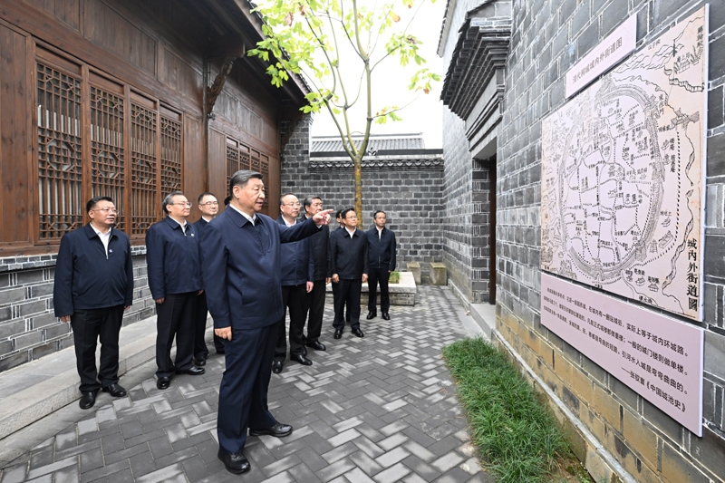 10月17日至18日，中共中央總書記、國(guó)家主席、中央軍委主席習(xí)近平在安徽考察。這是17日下午，習(xí)近平在安慶桐城市六尺巷考察。