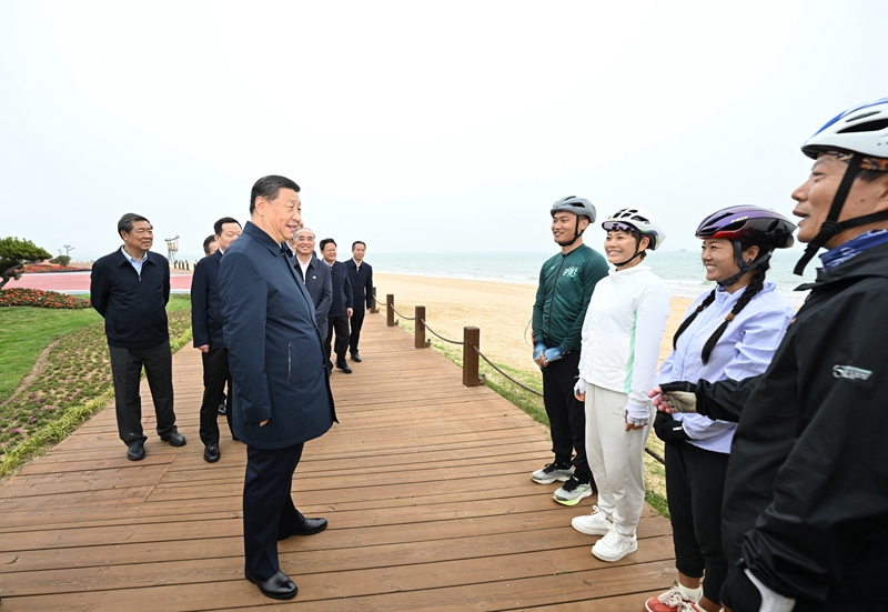 5月22日至24日,中共中央總書記、國(guó)家主席、中央軍委主席習(xí)近平在山東考察。這是22日下午,習(xí)近平在日照市陽(yáng)光海岸綠道同市民親切交流。