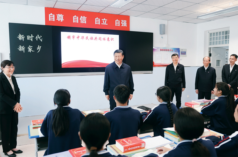 2024年6月18日至19日,中共中央總書記、國(guó)家主席、中央軍委主席習(xí)近平在青??疾?。這是18日下午,習(xí)近平在果洛西寧民族中學(xué)高一(1)班觀摩“新時(shí)代、新家鄉(xiāng)”主題思政課。