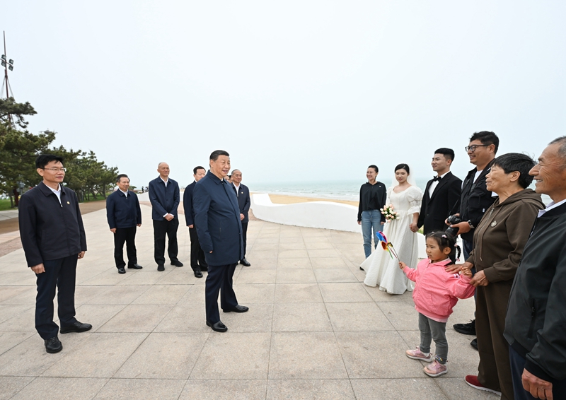 5月22日至24日,中共中央總書記、國(guó)家主席、中央軍委主席習(xí)近平在山東考察。這是22日下午,習(xí)近平在日照市陽(yáng)光海岸綠道同市民親切交流。