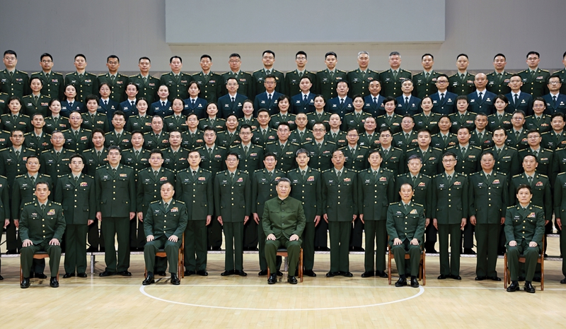 4月23日,中共中央總書記、國家主席、中央軍委主席習(xí)近平到陸軍軍醫(yī)大學(xué)視察。這是習(xí)近平親切接見陸軍軍醫(yī)大學(xué)官兵代表。